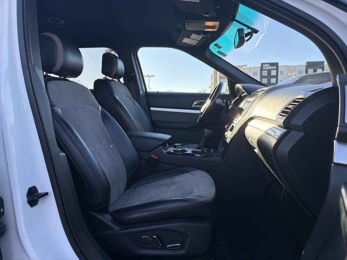 Used 2017 Ford Explorer XLT w/ Equipment Group 202A AWD/4WD image 17