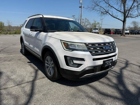 Used 2016 Ford Explorer XLT w/ Equipment Group 202A image 4