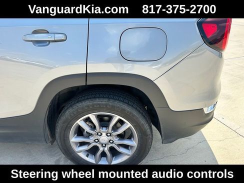 Used 2024 GMC Terrain SLT image 9