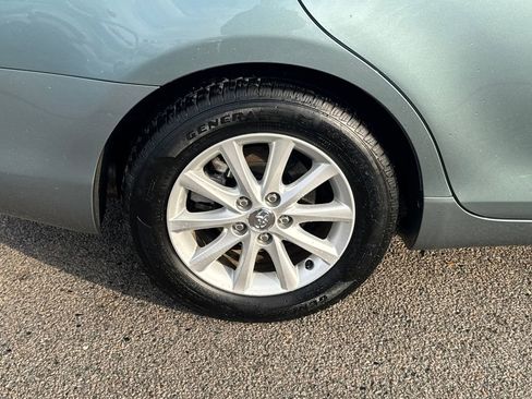 Used 2011 Toyota Camry image 40