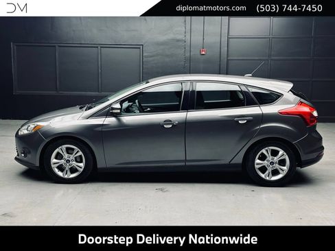 Used 2014 Ford Focus SE w/ SE Winter Package FWD image 4