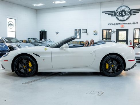 Used 2016 Ferrari California T image 11