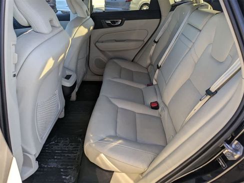 Used 2019 Volvo XC60 T6 Momentum w/ Multimedia Package image 19