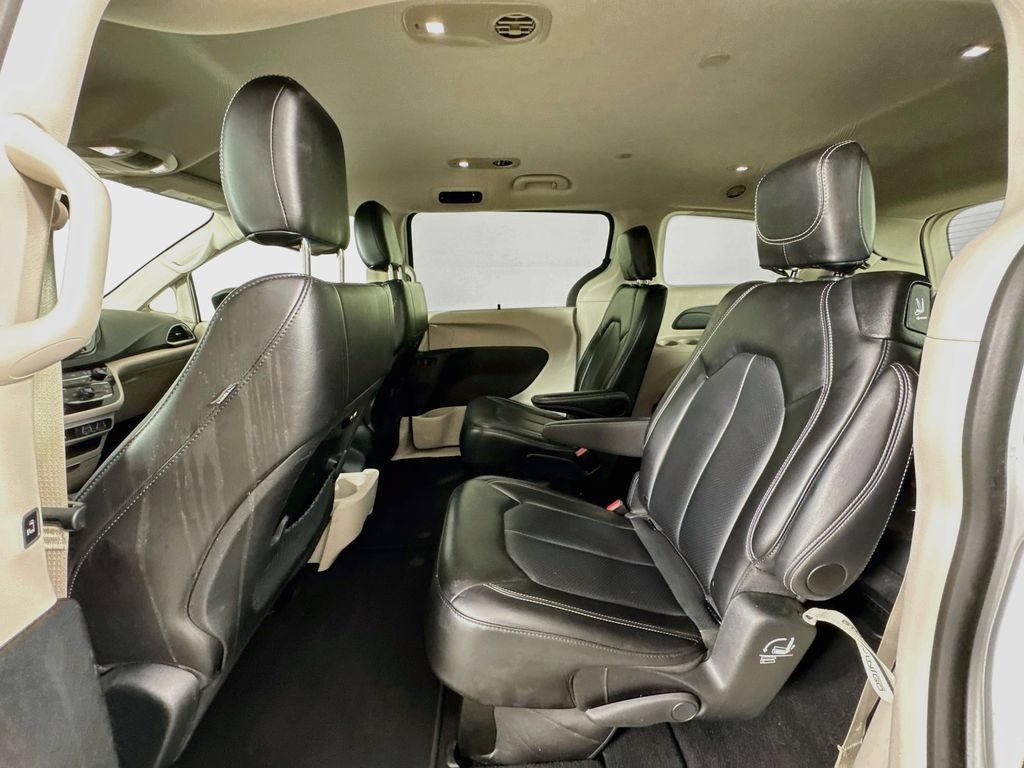 Used 2024 Chrysler Pacifica Touring-L FWD image 23