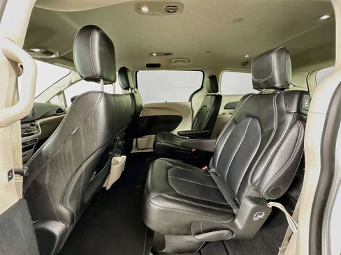 Used 2024 Chrysler Pacifica Touring-L FWD image 23