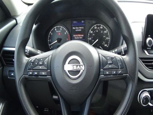 Used 2024 Nissan Altima 2.5 SV image 18