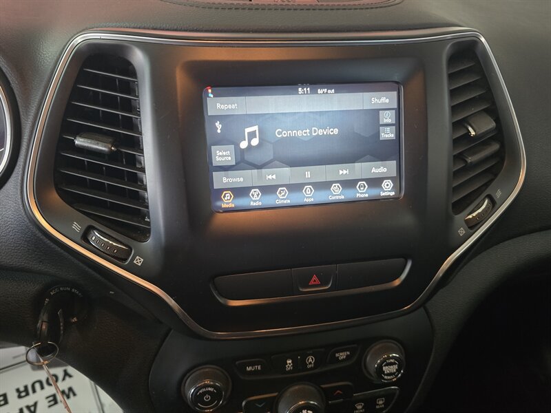 Used 2019 Jeep Cherokee Latitude w/ Cold Weather Group FWD image 25