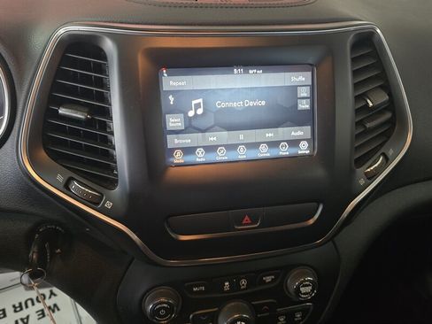 Used 2019 Jeep Cherokee Latitude w/ Cold Weather Group FWD image 25