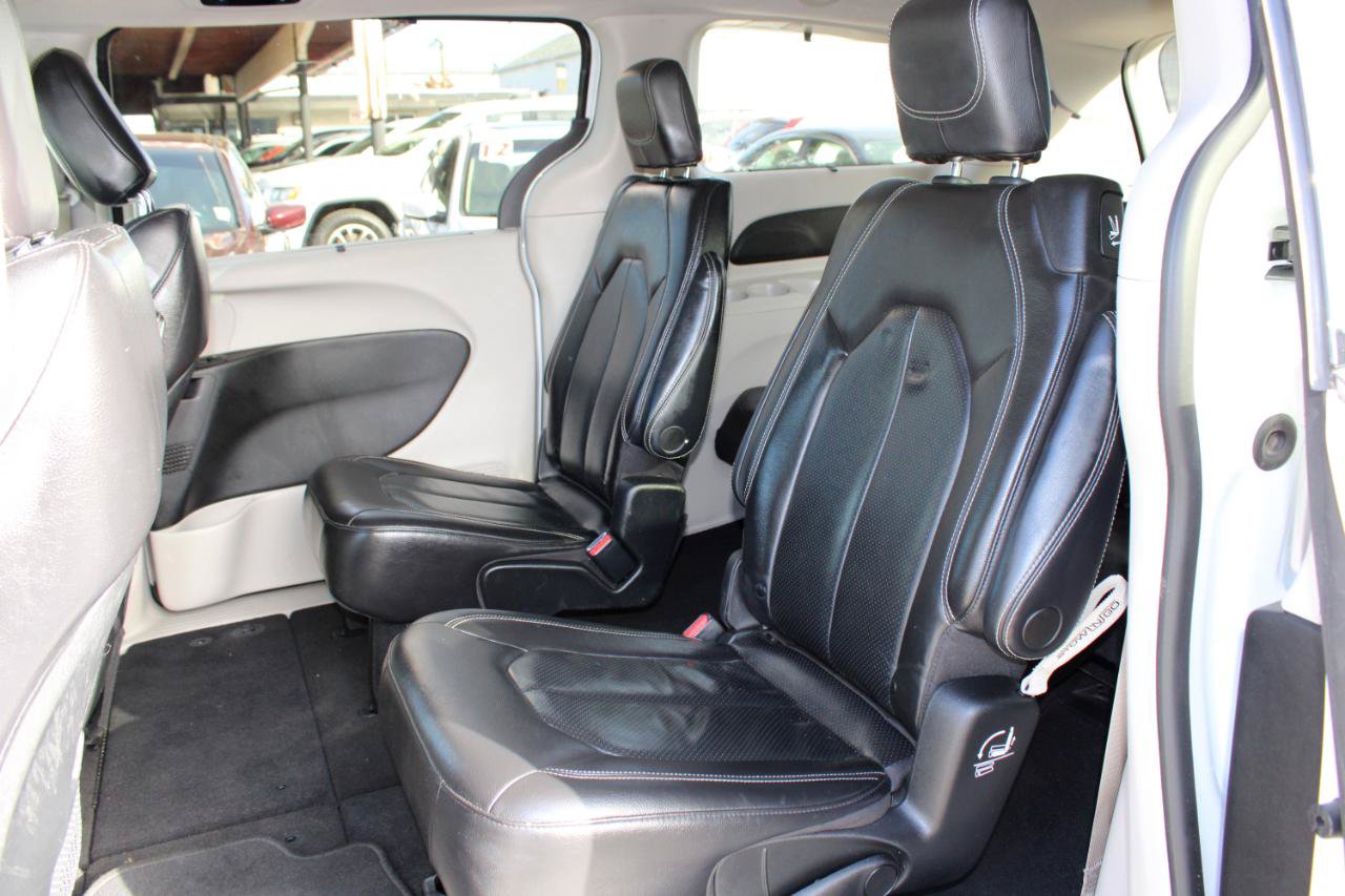 Used 2022 Chrysler Pacifica Touring-L FWD image 13