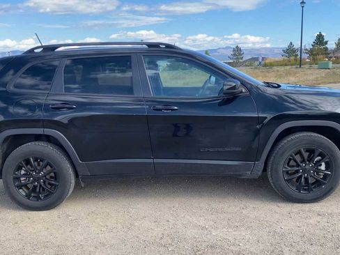 Certified 2023 Jeep Cherokee Altitude Lux image 9