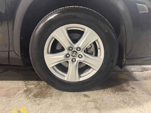 Used 2025 Toyota Highlander LE image 33