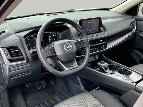 Used 2025 Nissan Rogue SV FWD image 18
