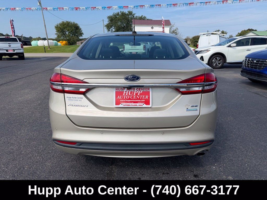Used 2017 Ford Fusion SE w/ Fusion SE Technology Package FWD image 5