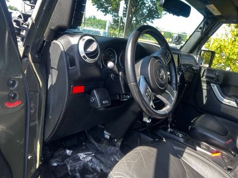 Used 2016 Jeep Wrangler Unlimited Rubicon AWD/4WD image 11