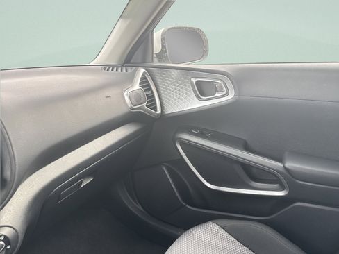 Used 2025 Kia Soul LX w/ LX Technology Package FWD image 20