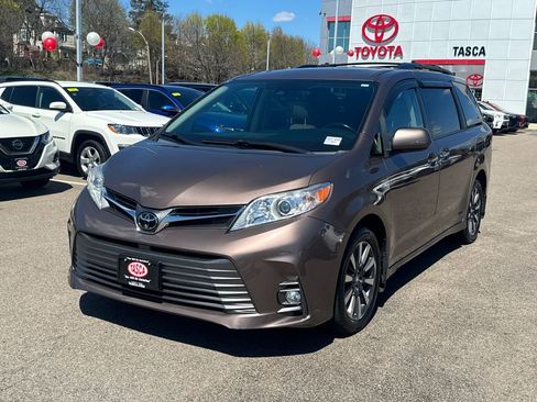 Used 2020 Toyota Sienna XLE w/ XLE Navigation Package AWD/4WD image 3