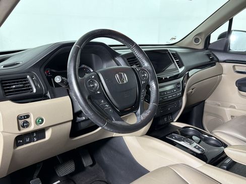 Used 2018 Honda Pilot Touring image 3