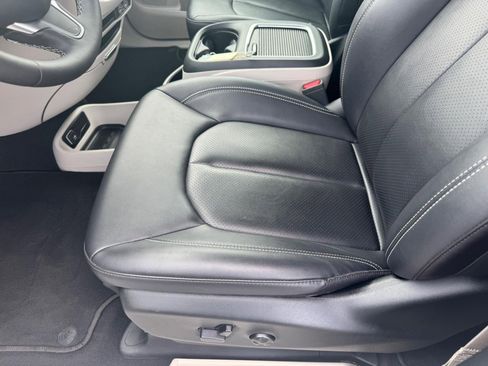 Used 2024 Chrysler Pacifica Touring-L image 18