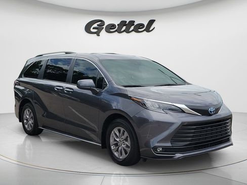 Certified 2025 Toyota Sienna XLE FWD image 3