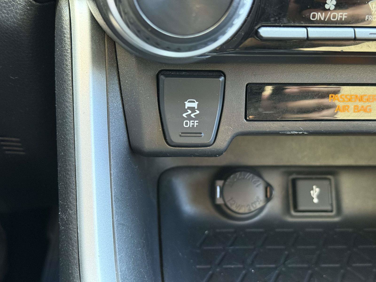 Used 2020 Toyota RAV4 LE FWD image 25