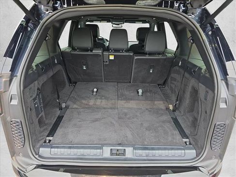 Used 2025 Land Rover Discovery Dynamic SE AWD/4WD image 12