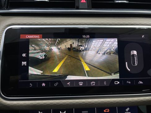 Used 2018 Land Rover Range Rover Velar R-Dynamic SE AWD/4WD image 11