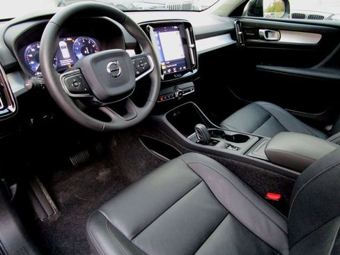 Used 2020 Volvo XC40 T5 Momentum w/ Protection Package Premier image 13