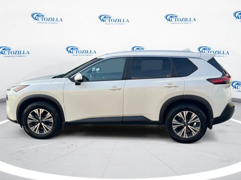 Used 2022 Nissan Rogue SV w/ SV Premium Package image 2