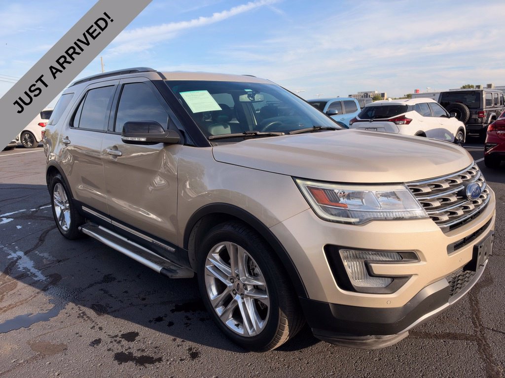 Used 2017 Ford Explorer XLT w/ Equipment Group 202A FWD image 3