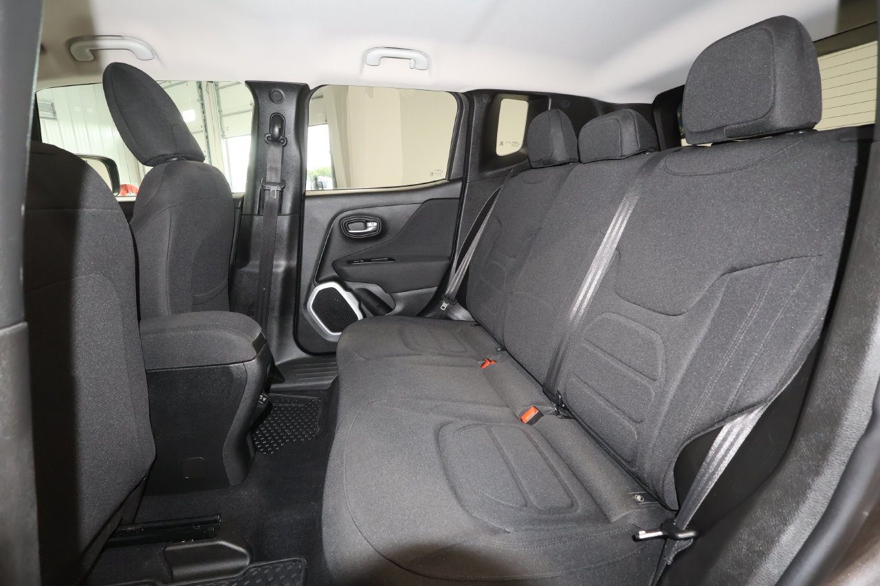 Used 2018 Jeep Renegade Latitude w/ Cold Weather Group AWD/4WD image 14