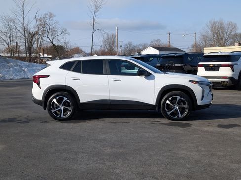 Used 2024 Chevrolet Trax RS w/ Sunroof Package image 9