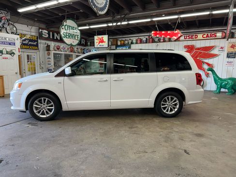 Used 2019 Dodge Grand Caravan SXT image 2