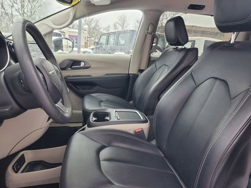 Used 2024 Chrysler Pacifica Touring-L image 13