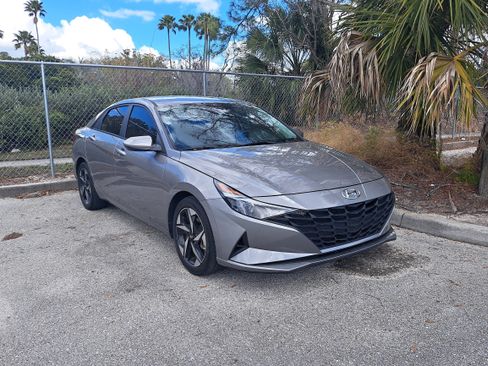 Used 2023 Hyundai Elantra SEL w/ Convenience Package image 3