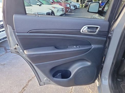 Used 2022 Jeep Grand Cherokee Laredo AWD/4WD image 15