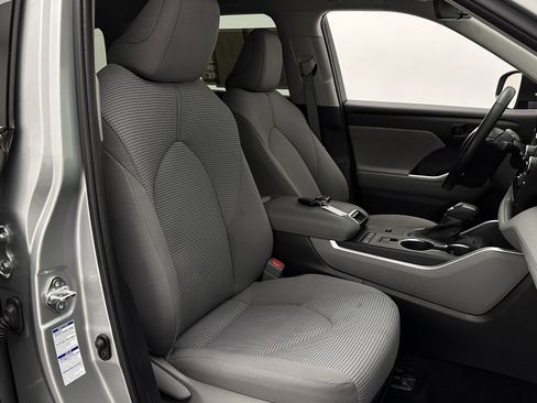 Used 2022 Toyota Highlander LE AWD/4WD image 36