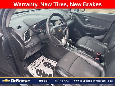 Used 2018 Chevrolet Trax LT w/ LT Convenience Package image 12