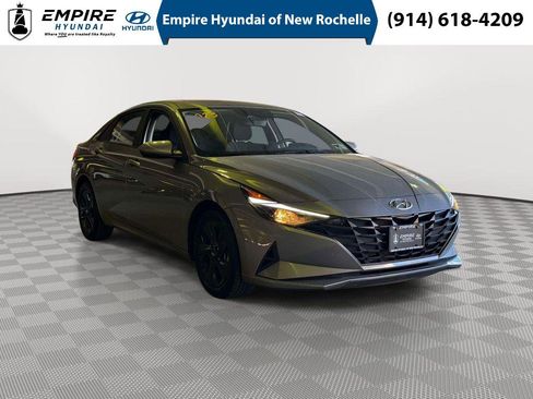 Used 2023 Hyundai Elantra SEL w/ Preferred Accessory Package FWD image 1