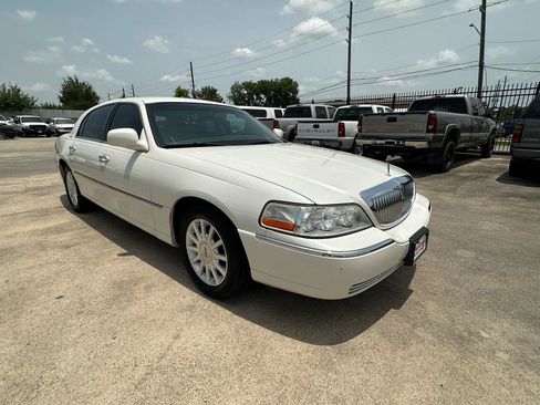 Used 2006 Lincoln Town Car Signature RWD image 7