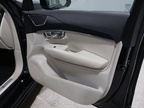 Used 2020 Volvo XC90 T6 Momentum image 25
