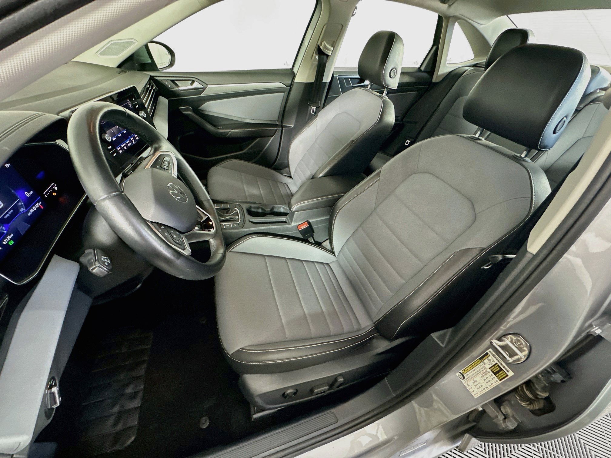 Used 2025 Volkswagen Jetta SE FWD image 13