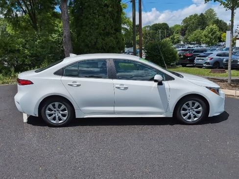 Used 2020 Toyota Corolla LE FWD image 2