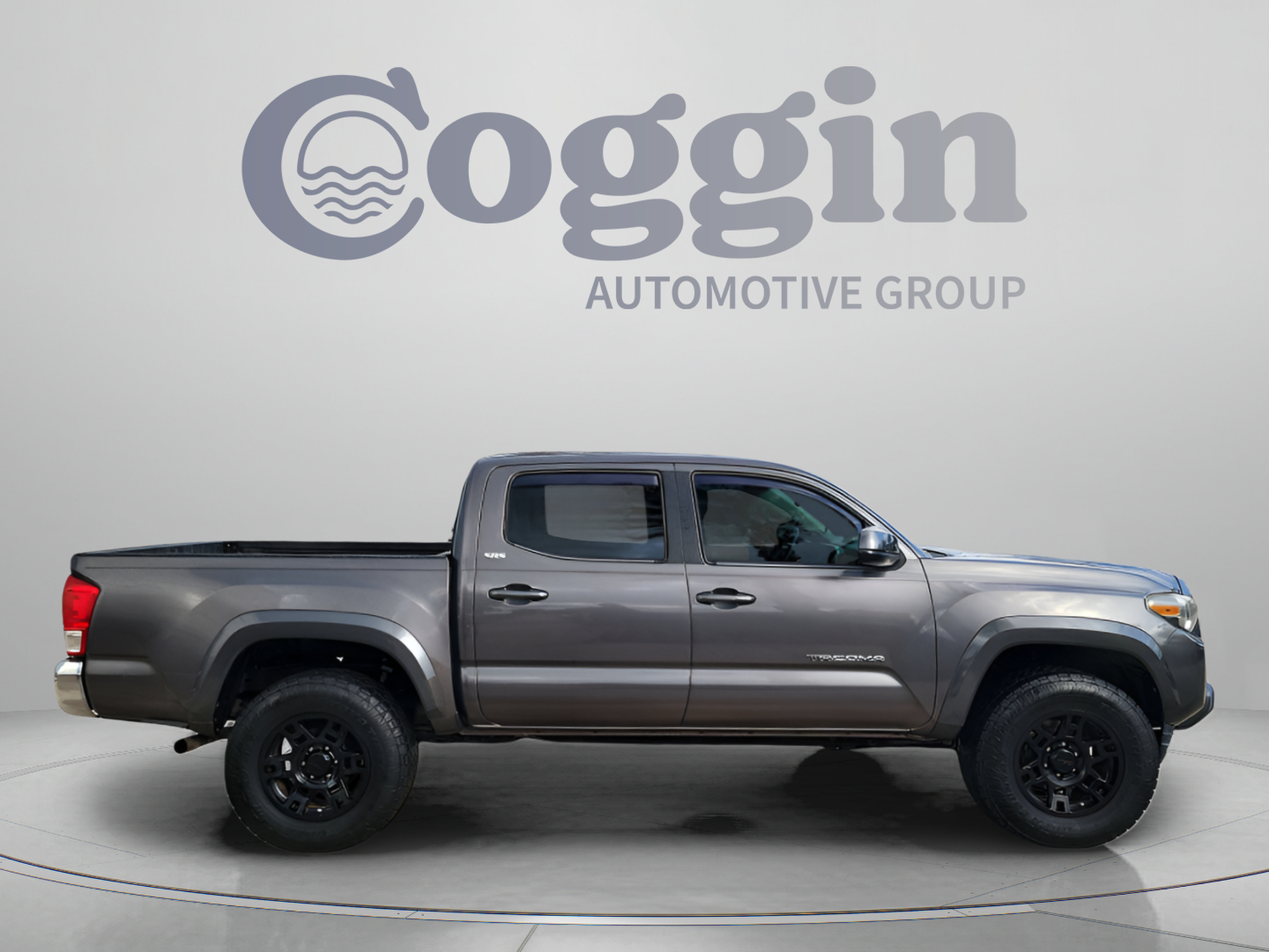 Used 2017 Toyota Tacoma SR5 w/ Tow Package AWD/4WD image 5