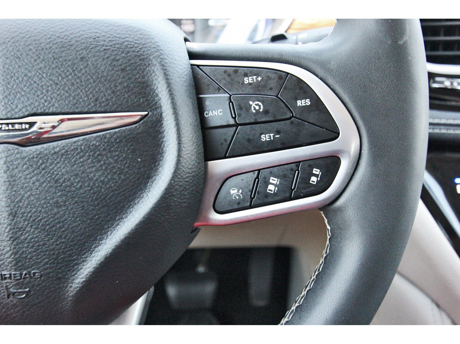 Used 2023 Chrysler Pacifica Limited FWD image 18