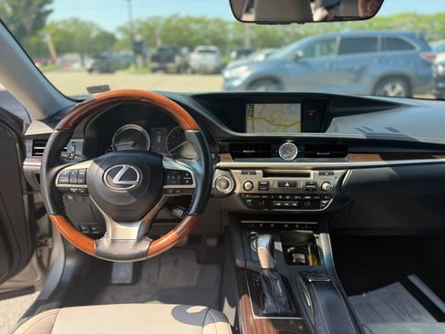 Used 2017 Lexus ES 350 w/ Luxury Package FWD image 17