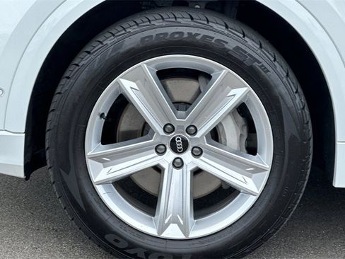 Used 2021 Audi Q8 Premium image 34