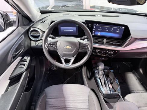 Used 2025 Chevrolet Trax LT w/ LT Convenience Package image 18