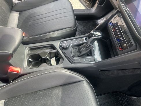 Used 2022 Volkswagen Tiguan SE w/ Panoramic Sunroof Package AWD/4WD image 39