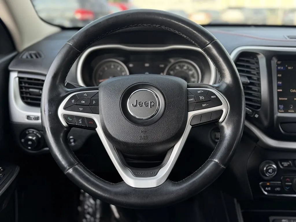 Used 2015 Jeep Cherokee Trailhawk w/ Comfort/Convenience Group AWD/4WD image 14