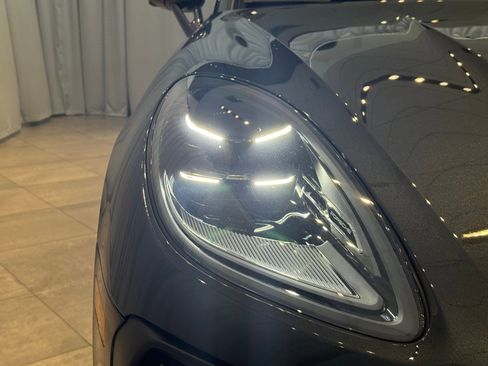 Used 2025 Porsche Macan image 12